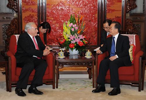 10月19日,中国国务院总理温家宝在北京会见国际货币基金组织总裁施特劳斯-卡恩。新华社记者 马占成 摄