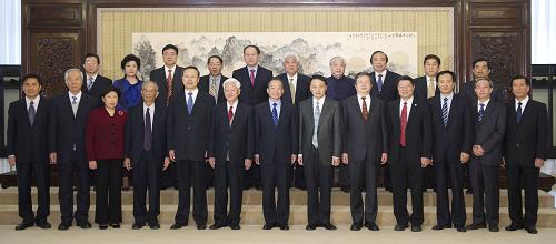 4月14日,中共中央政治局常委、国务院总理温家宝在北京中南海向新聘任的8位国务院参事和5位中央文史研究馆馆员颁发聘书,并同参事、馆员座谈。 这是温家宝等与新聘任的参事、馆员合影。 新华社记者黄敬文摄
