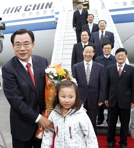 当地时间6月8日晚,中共中央政治局常委、中央纪委书记贺国强抵达雷克雅未克,开始对冰岛进行正式友好访问。新华社记者 刘建生 摄