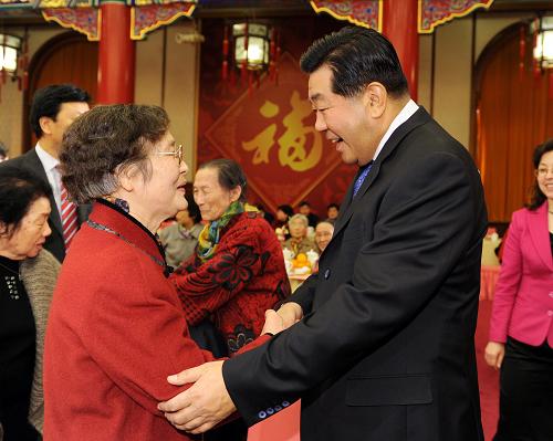 1月17日,全国政协在北京举行春节茶话会,邀请部分已故党外全国政协委员、知名人士夫人畅叙情谊,共迎新春。中共中央政治局常委、全国政协主席贾庆林出席茶话会。 新华社记者 李涛 摄