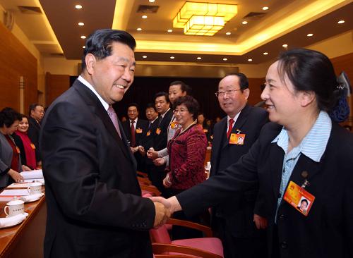 3月5日,中共中央政治局常委、全国政协主席贾庆林来到他所在的十一届全国人大三次会议北京代表团,同代表们一起审议政府工作报告。新华社记者 刘卫兵 摄