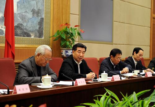 1月19日,中共中央政治局委员、国务院副总理回良玉在北京主持召开国家减灾委紧急会议,传达贯彻胡锦涛总书记、温家宝总理的重要指示精神,进一步研究部署寒潮冰雪灾害防范应对工作。新华社记者 丁林 摄