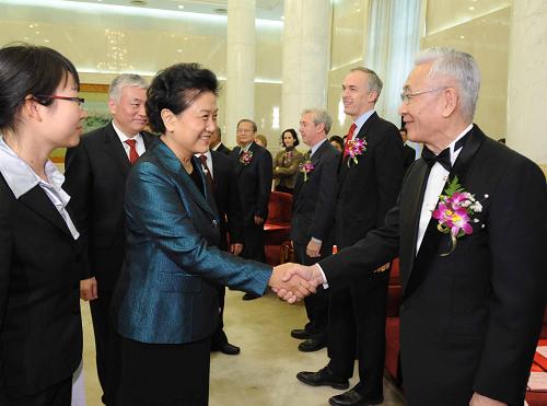 2月14日,中共中央政治局委员、国务委员刘延东在北京会见获得2011年度中华人民共和国国际科学技术合作奖的德国数学家德乐思、日本冶金专家江见俊彦、法国医学专家戴宇阁、英国食用菌生理和活性物质研究专家约翰·巴士威、日本中药及保健品功能研发专家栗原博、日本传染性疾病与病毒学专家岩本爱吉、澳大利亚纳米材料专家逯高清,并向他们颁发奖章。新华社记者 马占成 摄