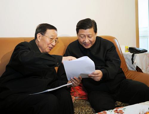 这是在著名小麦遗传育种专家李振声院士家中,习近平认真倾听李振声就发展现代农业和盐碱地治理问题的想法和建议。 新华社记者 李涛 摄