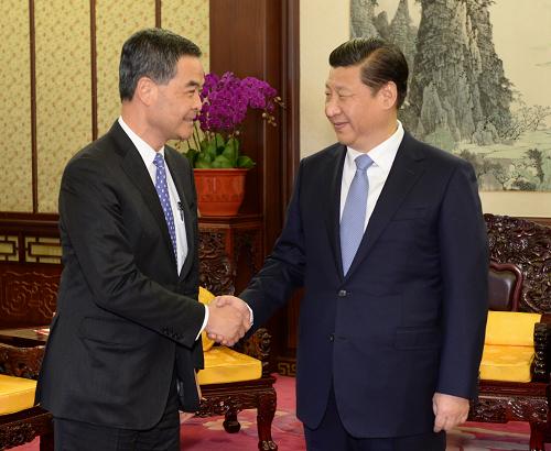 12月18日,国家主席习近平在中南海会见来北京述职的香港特别行政区行政长官梁振英。新华社记者 马占成 摄
