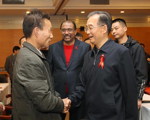 12月1日是第24个世界艾滋病日,中共中央政治局常委、国务院总理温家宝来到中国疾病预防控制中心,考察艾滋病防治工作,与艾滋病感染者、医务工作者、科研人员、志愿者及有关国际组织代表座谈,并听取外地来京上访艾滋病感染者的意见。这是温家宝与外地来京上访的艾滋病感染者亲切握手交谈。新华社记者 刘卫兵 摄