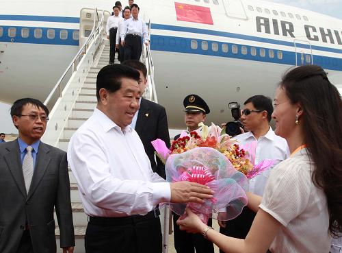 4月2日,全国政协主席贾庆林乘专机抵达曼德勒,开始对缅甸进行正式友好访问。新华社记者 庞兴雷 摄