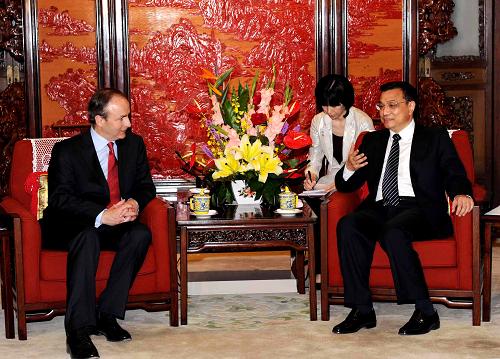 5月26日,国务院副总理李克强在北京中南海紫光阁会见爱尔兰外长马丁。新华社记者 饶爱民 摄