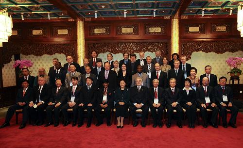 11月7日,国务委员刘延东在北京钓鱼台国宾馆会见出席“北京论坛(2008)”的代表。新华社记者 李涛 摄