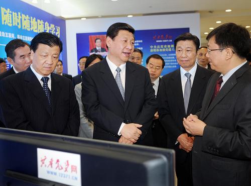6月30日,在中国共产党成立91周年到来之际,中央组织部在北京举行共产党员网、共产党员电视栏目、共产党员手机报开通仪式。中共中央政治局常委、中央书记处书记、国家副主席习近平视察共产党员网、共产党员电视栏目、共产党员手机报平台建设情况并出席开通仪式。这是习近平观看共产党员网、共产党员电视栏目和共产党员手机报演示。新华社记者 李涛 摄