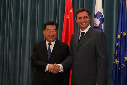 8月27日,中国国务院副总理回良玉(左)在斯洛文尼亚首都卢布尔雅那与斯洛文尼亚总理博鲁特·帕霍尔举行会谈,并共同出席了农业、卫生、中小企业、文教等领域双边合作文件的签字仪式。新华社记者 连国辉 摄
