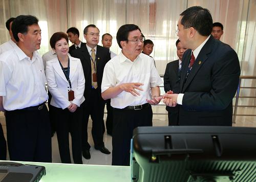11月14日至18日,中共中央政治局常委、中央纪委书记贺国强深入广州、梅州、深圳等地农村、企业、社区调研,看望慰问基层干部群众,了解经济社会发展情况。这是11月17日,贺国强在深圳研祥智能科技股份有限公司了解产品的研发情况。新华社记者庞兴雷摄