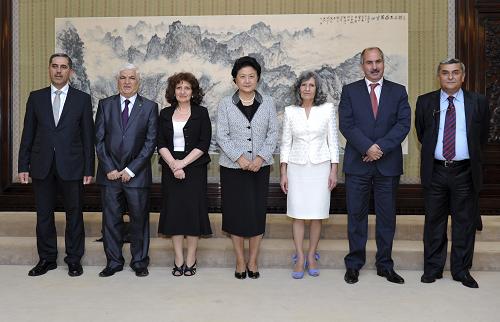 6月29日,中国国务委员刘延东在北京中南海紫光阁会见由中央政治局委员、伊拉克总统塔拉巴尼的夫人希罗·易卜拉欣·艾哈迈德率领的伊拉克库尔德斯坦爱国联盟(库爱盟)代表团。新华社记者 王晔 摄
