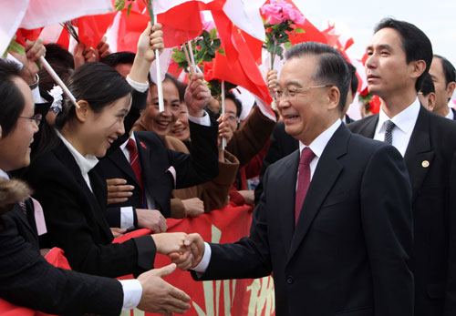 12月13日,中国国务院总理温家宝抵达日本福冈,出席首次单独举行的中日韩领导人会议。 新华社记者 姚大伟 摄