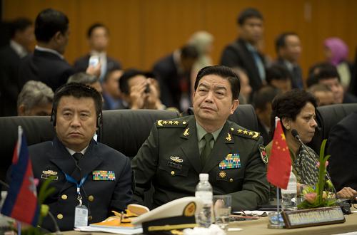 8月29日,在文莱斯里巴加湾市,中国国务委员兼国防部长常万全(中)出席第二届东盟防长扩大会议。国务委员兼国防部长常万全在大会发言时表示,亚太各国应强化利益交融、安危与共的命运共同体意识,积极走务实合作、共同繁荣的发展道路,通过对话协商、增进互信维护共同安全。第二届东盟防长扩大会议于8月29日在文莱首都斯里巴加湾市举行。东盟10国和中国、美国、俄罗斯、日本、韩国、印度、澳大利亚、新西兰8个东盟对话伙伴国防务部门领导人出席会议。新华社记者 吕小炜 摄