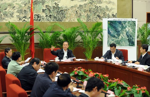 5月17日,中共中央政治局常委、国务院总理、国务院抗震救灾总指挥部总指挥温家宝在北京中南海主持召开总指挥部会议。新华社记者 黄敬文 摄