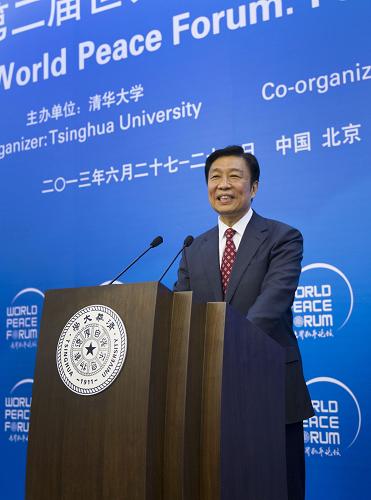 6月27日,第二届世界和平论坛在清华大学举行,中国国家副主席李源潮出席开幕式并致辞。新华社记者 谢环驰 摄