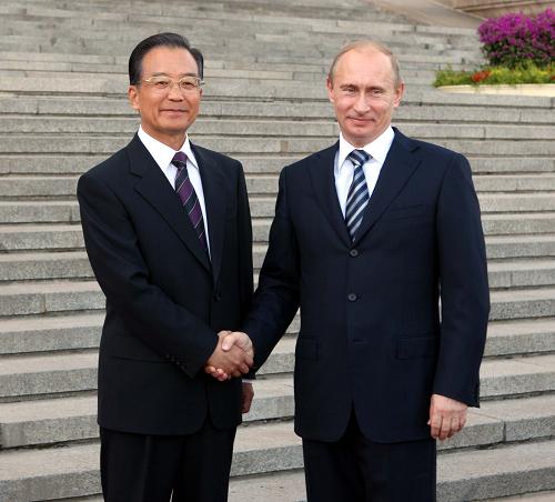 10月13日,中国国务院总理温家宝在北京人民大会堂东门外广场为应邀来访并出席中俄总理第十四次定期会晤的俄罗斯总理普京举行欢迎仪式。新华社记者 刘卫兵 摄