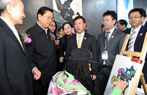 张德江参观第19届中国国际服装服饰博览会 3月29日,中共中央政治局委员、国务院副总理张德江参观第19届中国国际服装服饰博览会。这是张德江在展台内了解时尚服装的设计情况。 新华社记者王晔摄