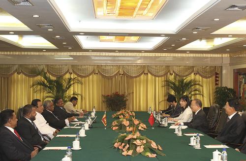 6月5日,中国国务委员戴秉国在云南昆明会见斯里兰卡总理贾亚拉特纳。新华社记者 丁林 摄
