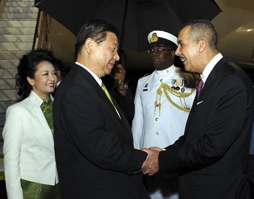 习近平抵达西班牙港开始对特立尼达和多巴哥进行国事访问 5月31日,国家主席习近平乘专机抵达西班牙港,开始对特立尼达和多巴哥进行国事访问。特立尼达和多巴哥总统卡莫纳夫妇、总理比塞萨尔等到机场迎接习近平和夫人彭丽媛。 新华社记者饶爱民摄