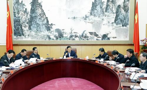 12月15日,中共中央政治局常委、中央党的群众路线教育实践活动领导小组组长刘云山在北京主持召开中央党的群众路线教育实践活动领导小组第六次会议。 新华社记者 鞠鹏 摄