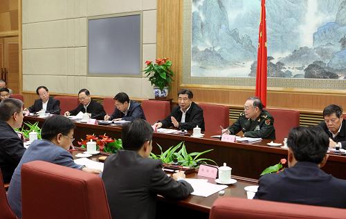 中共中央政治局委员、国务院副总理、国务院扶贫开发领导小组组长回良玉近日在北京主持召开国务院扶贫开发领导小组全体会议。 新华社记者 刘卫兵 摄