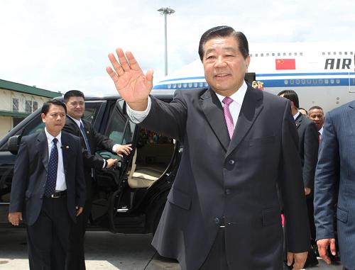 4月20日,应泰国国会上议院邀请,中国全国政协主席贾庆林抵达泰国普吉,开始对泰国进行为期6天的正式友好访问。新华社记者 刘卫兵 摄