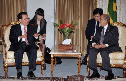 3月25日,正在毛里塔尼亚访问的中共中央政治局常委李长春会见毛里塔尼亚总统西迪·乌尔德·谢赫·阿卜杜拉希。 新华社记者 马占成摄
