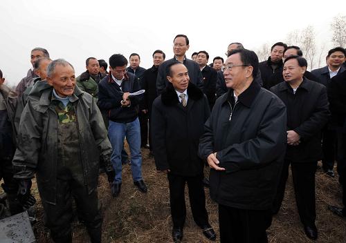 这是11月29日,贺国强在仙桃市张沟镇先锋村与正在捕捞鳝鱼的养鳝大户朱想林亲切交谈。新华社记者 李涛 摄