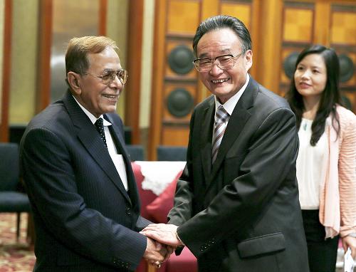 9月25日,全国人大常委会委员长吴邦国在四川成都会见前来出席第十三届中国西部国际博览会的孟加拉国议长哈米德。新华社记者 鞠鹏 摄