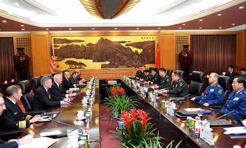 1月10日,中国国务委员兼国防部长梁光烈在北京与来访的美国国防部长盖茨举行会谈。新华社记者 李涛 摄