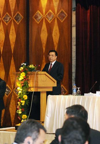 李克强出席中埃联合商务理事会商务论坛开幕式 12月25日,中国国务院副总理李克强在埃及开罗出席中埃联合商务理事会商务论坛开幕式并发表讲话。 新华社记者饶爱民摄