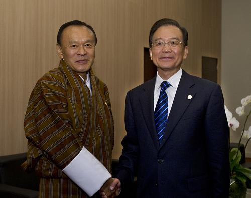 6月21日,中国国务院总理温家宝在巴西里约热内卢会见不丹首相吉格梅·廷莱。新华社记者 李学仁 摄
