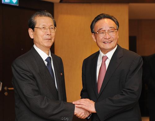 7月20日,全国人大常委会委员长吴邦国在日内瓦会见朝鲜最高人民会议议长崔泰福。新华社记者 张铎 摄