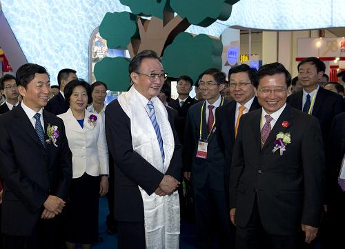9月7日,全国人大常委会委员长吴邦国在厦门出席第十五届中国国际投资贸易洽谈会开馆式。这是在开馆仪式前,吴邦国考察本届投洽会展馆。新华社记者 李学仁 摄
