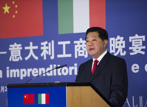 贾庆林出席中意工商晚宴并发表主旨演讲 当地时间11月27日,全国政协主席贾庆林在罗马出席中国商务部与意大利经济发展部共同主办的中意工商晚宴并发表主旨演讲。 新华社记者李学仁摄