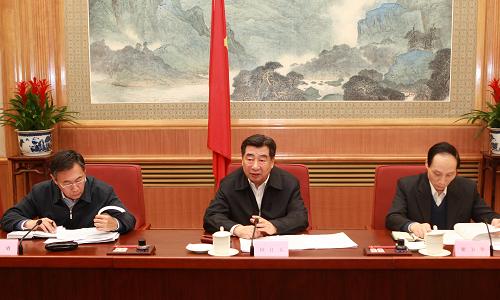 2月5日,中共中央政治局委员、国务院副总理回良玉主持召开国务院专题会议,贯彻落实中央领导同志批示精神,全面分析当前的旱情、苗情和农业生产形势,对农业抗旱保苗及森林草原防火等工作作出进一步安排部署。新华社记者 庞兴雷 摄