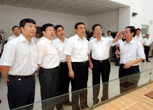 8月18日至19日,中共中央政治局常委、国务院副总理李克强在天津考察。这是8月18日,李克强在天津东丽区华明示范镇考察工作。 新华社记者 李学仁 摄