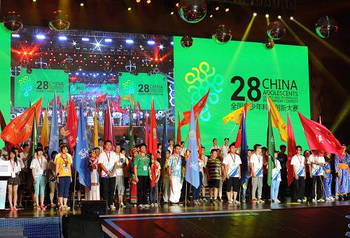 8月3日,各代表队旗手持队旗走上开幕式舞台。 当日,以“中国梦·科学梦·青春梦”为主题的第28届全国青少年科技创新大赛在江苏南京国际博览中心开幕。全国35支代表队的487名中小学生代表、200名科技辅导员将参加展示、评测,角逐最佳科技创新大奖。此外,来自德国、法国、瑞典、丹麦、日本等14个国家的23个项目、60多名国际代表也将参加展示和交流。 新华社记者孙参摄