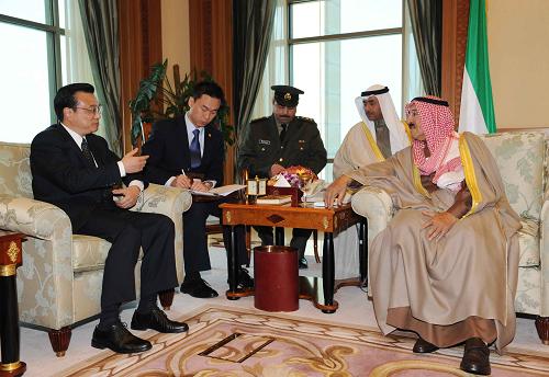 12月28日,科威特埃米尔(国家元首)艾哈迈德·萨巴赫在首都科威特城会见中国国务院副总理李克强。新华社记者 饶爱民 摄