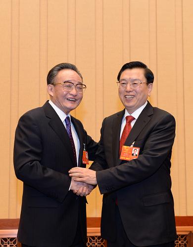 3月4日,十二届全国人大一次会议主席团在北京人民大会堂举行第一次会议。这是吴邦国和张德江握手。新华社记者 马占成 摄