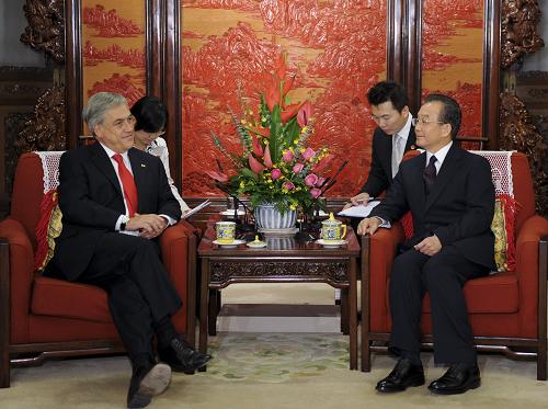 11月17日,中国国务院总理温家宝在北京中南海会见智利总统皮涅拉。新华社记者李学仁摄