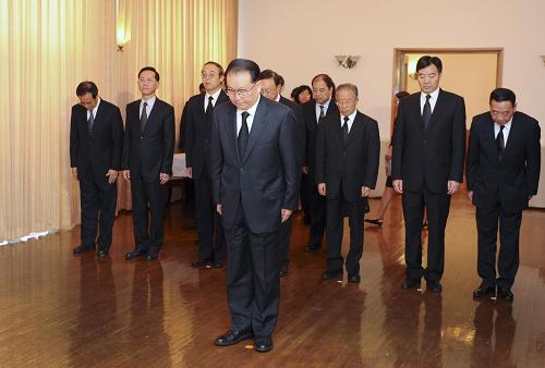 8月28日,中共中央政治局常委李长春前往埃塞俄比亚驻华使馆,代表中国政府吊唁埃塞俄比亚总理梅莱斯·泽纳维并敬献花圈。新华社记者 谢环驰 摄