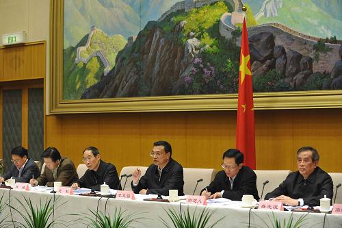 李克强出席全国财政工作座谈会 1月11日,中共中央政治局常委、国务院副总理李克强在北京出席全国财政工作座谈会并讲话。 新华社记者 饶爱民摄