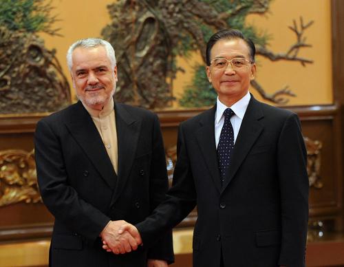 10月15日,中国国务院总理温家宝在北京人民大会堂会见上海合作组织观察员国代表伊朗第一副总统拉希米。 新华社记者 马占成 摄