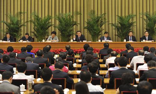 5月29日至30日,全国加强和改进大学生思想政治教育工作座谈会在北京召开。中共中央政治局常委李长春出席会议并发表重要讲话。 新华社记者黄敬文摄