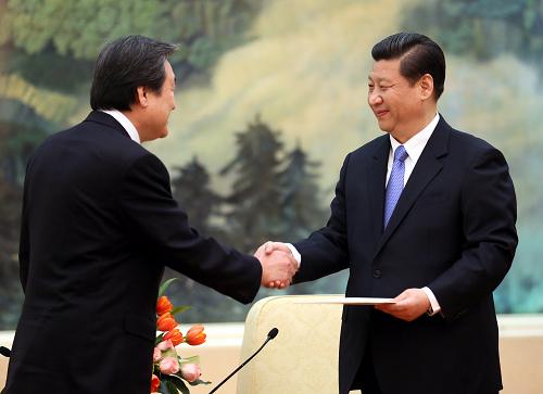 1月23日,中共中央总书记习近平在北京人民大会堂会见韩国候任总统朴槿惠特使金武星。这是金武星向习近平转交朴槿惠的亲笔信。新华社记者 鞠鹏 摄