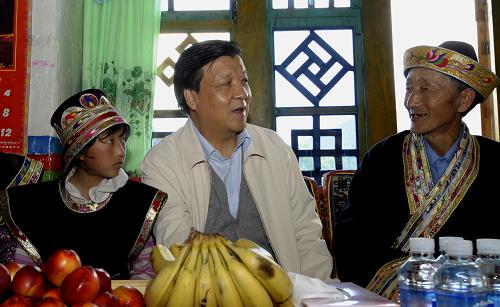 2010年7月17日,刘云山在西藏自治区林芝县鲁朗镇与平措一家亲切交谈。新华社记者 普布扎西 摄