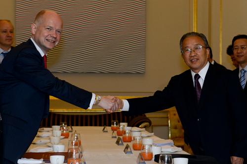 7月27日,国务委员戴秉国在伦敦会见英国外交大臣黑格。 新华社记者王建华摄
